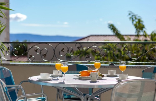 Tucepi Apartment | Three bedroom apartment near beach Tučepi, Makarska (A-2677-c)