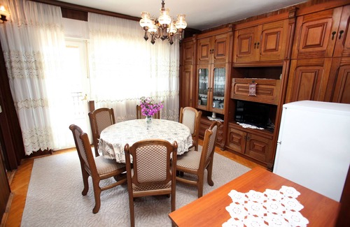Vinisce Apartment | Three bedroom apartment near beach Vinišće, Trogir (A-4892-b)