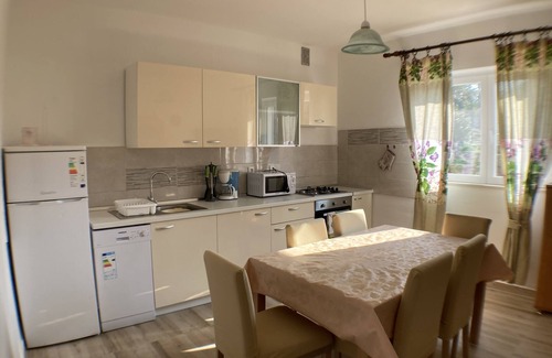 Lun Apartment | Three bedroom apartment with terrace and sea view Lun, Pag (A-9395-a)