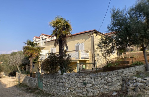 Lun Apartment | Three bedroom apartment with terrace and sea view Lun, Pag (A-9395-a)