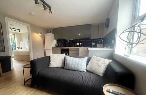 Patchway Apartment | Three bedroom flat in Gloucester road north with parking
