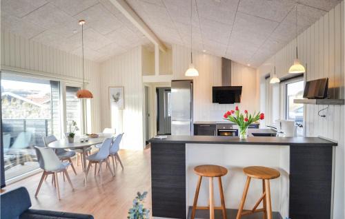 Bjerregard Strand House | Three-Bedroom Holiday Home In Hvide Sande