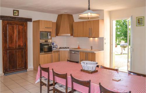 Montfaucon House | Three-Bedroom Holiday Home In Montfaucon