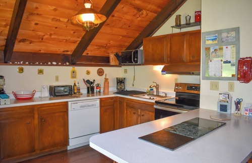 Dennis House | Three bedroom home sleeping 7 on Bayside with central air!