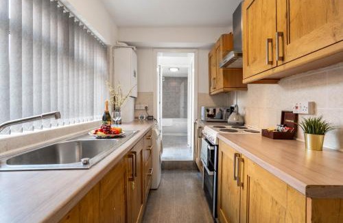Smethwick House | Three Bedroom House - Garden - Parking - Wifi - Netflix - Top Rated - 11T