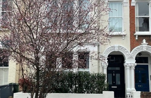 Larkhall House | Three bedroom house in Clapham