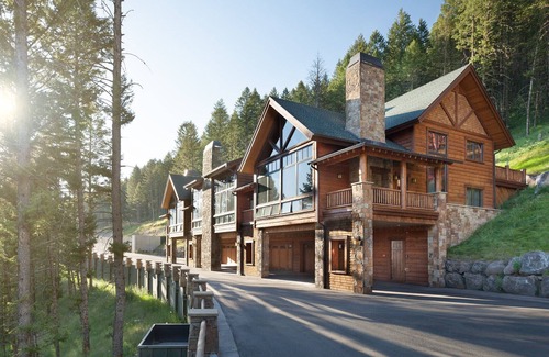 Jackson Villa | Three Bedroom, Open Concept Living