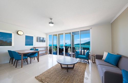Airlie Beach Apartment | Three Bedroom Two Bathroom Two Level Top Floor Luxe Spa Penthouse