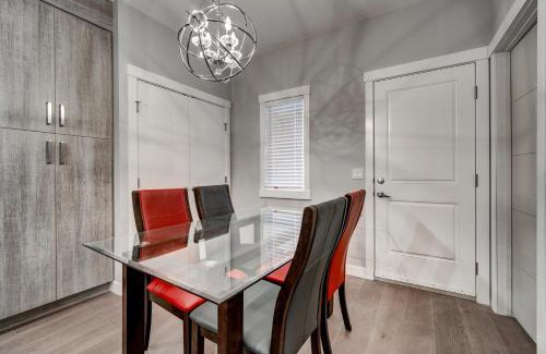 Sunalta Apartment | Three-Bedroom with Fireplace #41 Sunalta Downtown