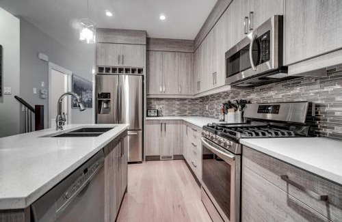 Sunalta Apartment | Three-Bedroom with Fireplace #41 Sunalta Downtown