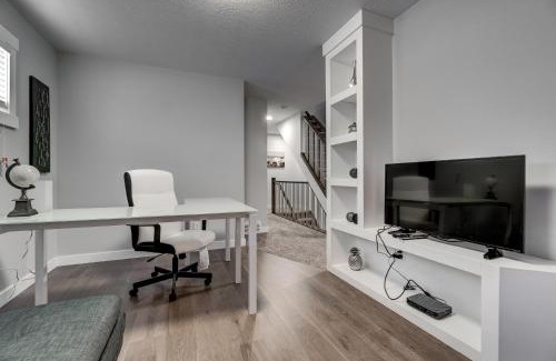 Sunalta Apartment | Three-Bedroom with Fireplace #41 Sunalta Downtown