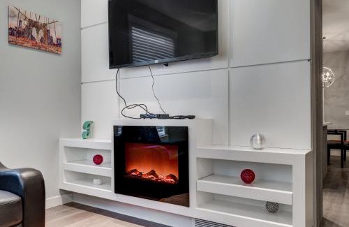 Sunalta Apartment | Three-Bedroom with Fireplace #41 Sunalta Downtown