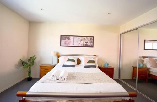 Sullivan's Cove Apartment | Three bedrooms Unit with free parking