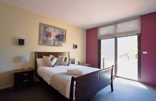 Sullivan's Cove Apartment | Three bedrooms Unit with free parking