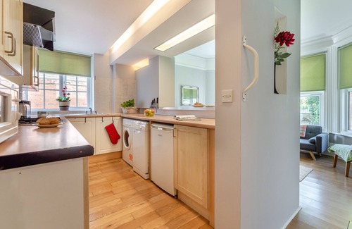 Bexhill-on-Sea Apartment | Three Bees - Two Bedroom Apartment, Sleeps 4