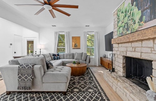 Driftwood House | Three Dog Ranch - Pool Game Room & Sleeps 18
