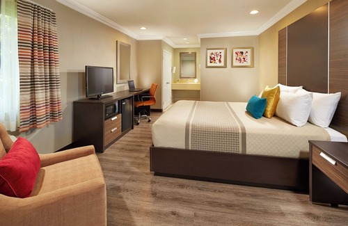Anaheim Resort Hotel | Three King Getaways: Outdoor Pool! Prime Disney Resort Location