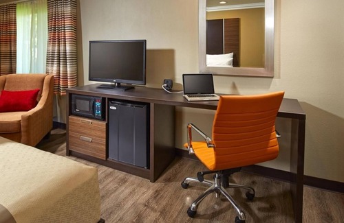 Anaheim Resort Hotel | Three King Getaways: Outdoor Pool! Prime Disney Resort Location