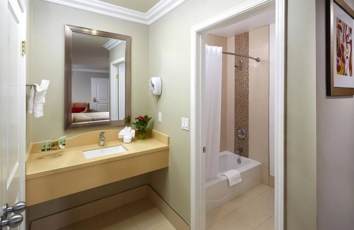 Anaheim Resort Hotel | Three King Getaways: Outdoor Pool! Prime Disney Resort Location