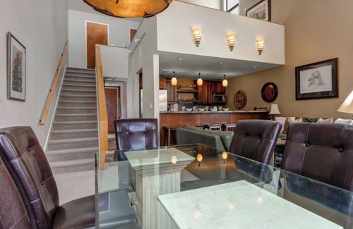 North Park City House | Three Kings Condo at Base of PCMR 6 guests, 2 bedrooms, 2.5 bathrooms. Year-round pool! Walk to skiing/snowboarding at Park City Mountain Resort. Centrally located in historic Park City, Utah