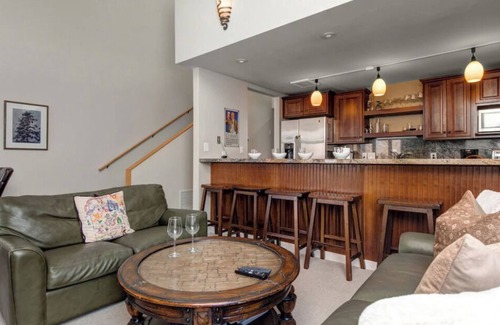North Park City House | Three Kings Condo at Base of PCMR 6 guests, 2 bedrooms, 2.5 bathrooms. Year-round pool! Walk to skiing/snowboarding at Park City Mountain Resort. Centrally located in historic Park City, Utah