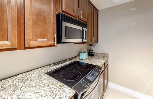 Holiday Isle Condo | Three-level condo with WiFi, balcony, central AC, & beach access