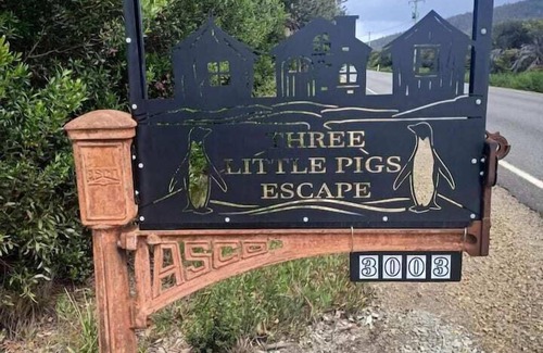 South Bruny House | Three Little Pigs Escape - Main House + Cabin