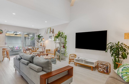 Palm Beach House | Three Palms - Pet Friendly Townhouse - Min. 3 Night Stays - Linen Provided