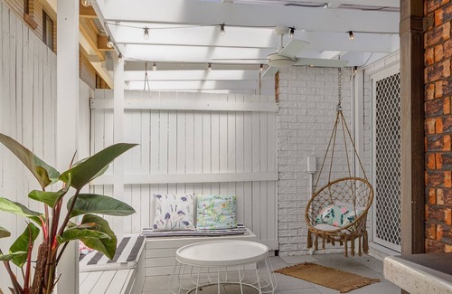 Palm Beach House | Three Palms - Pet Friendly Townhouse - Min. 3 Night Stays - Linen Provided
