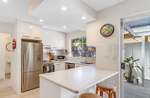 Palm Beach House | Three Palms - Pet Friendly Townhouse - Min. 3 Night Stays - Linen Provided