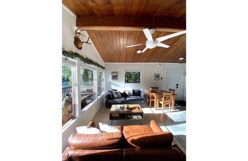 Gold Bar Cabin | Three Peak Cabin-Stunning Riverside-Mtn Views-Pets