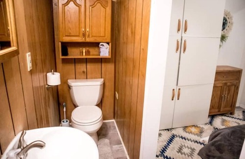Gold Bar Cabin | Three Peak Cabin-Stunning Riverside-Mtn Views-Pets