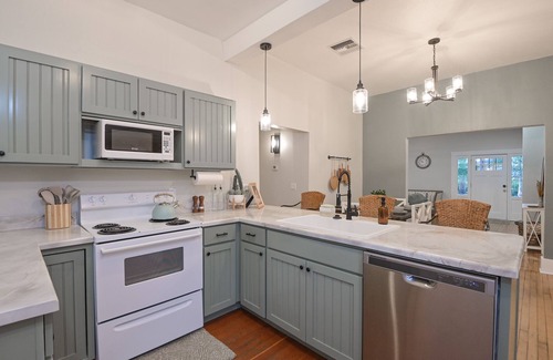 West University House | Three Queen beds, Mins to UA, Downtown, 4th Ave