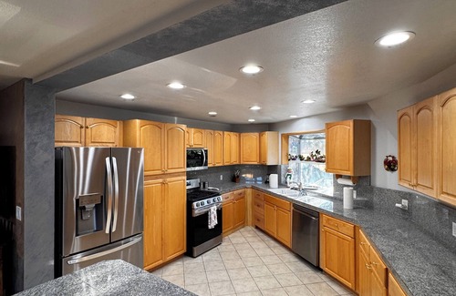 Frazier Park House | Three-story home in Frazier Park