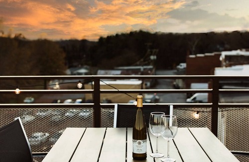 Jonesville Apartment | Three Trails Downtown Elkin, Studio Loft