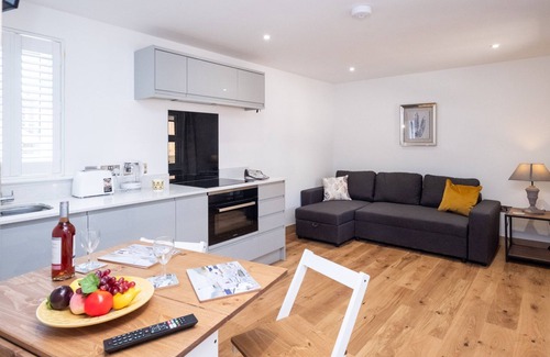 Pettistree Cottage | Three Tuns Apartments - Weeping Willow - sleeps 2 guests in 1 bedroom