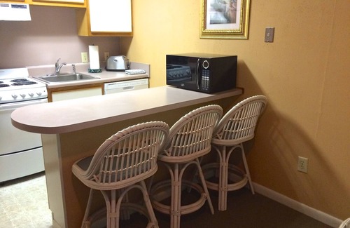 Isle of Palms Condo | Thrifty with WiFi and Video Streaming