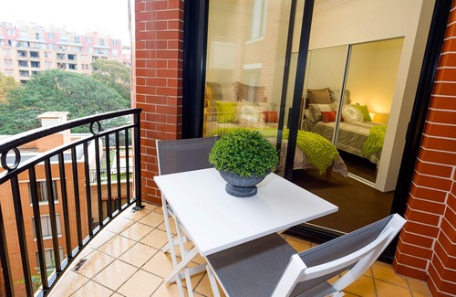 Darling Harbour Apartment | Thriving city location, dining hub near CBD
