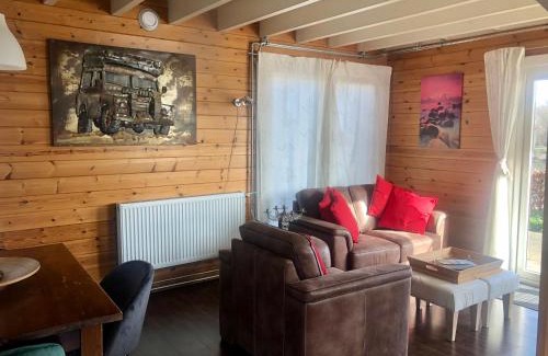 Maaseik Ski Chalet | Thuiskomen, genieten aan het water