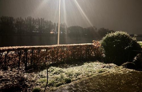 Maaseik Ski Chalet | Thuiskomen, genieten aan het water
