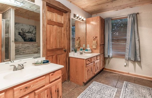 Ruidoso House | Thunder Lodge-Luxe Mtn getaway/views/HT/Gaming!