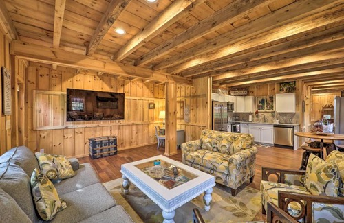 Thurmond House | Thurmond Cabin on Alpaca Farm Near Wineries!