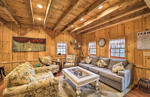 Thurmond House | Thurmond Cabin on Alpaca Farm Near Wineries!