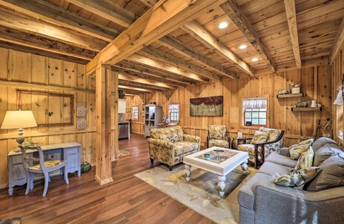 Thurmond House | Thurmond Cabin on Alpaca Farm Near Wineries!