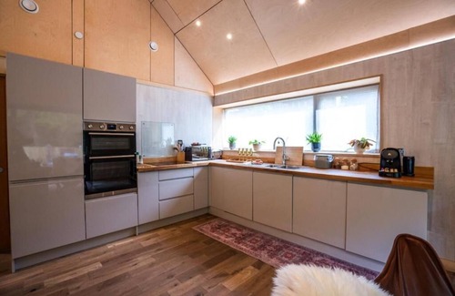 Ammanford Cabin | Thyme Getaway · 2BR · Sauna · Hot Tub · Sleeps 4