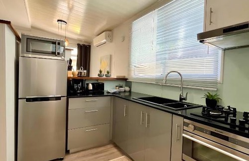 Punaauia Apartment | Tiaki Guesthouse - Cozy Modern Studio - 5min drive from the beach and Punaauia center