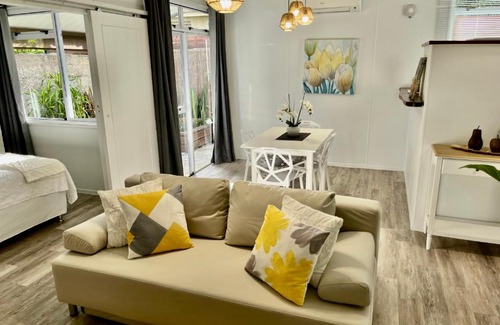 Punaauia Apartment | Tiaki Guesthouse - Cozy Modern Studio - 5min drive from the beach and Punaauia center