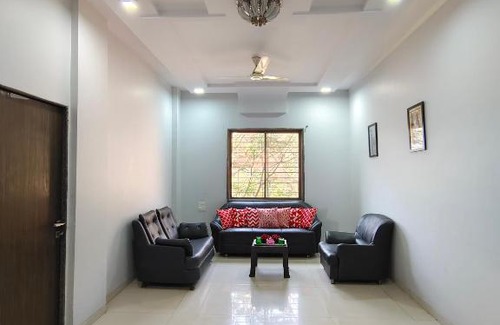 Panchgani Villa | Tiara Villa Infiniti pool by 29 Bungalow