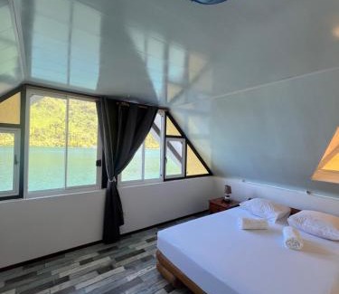 Teahupoo Ski Chalet | Tiare, vue sur la Baie de Faaroa