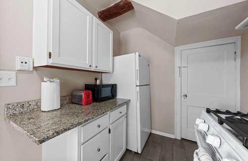 Clintonville House | Tibet Twins 1 Cozy Stay for 6